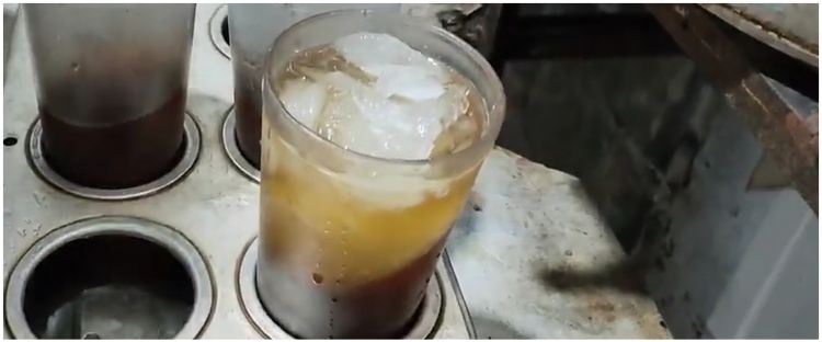 Es Teh Manis Hana: Santapan Penyegar di Jantung Emperan